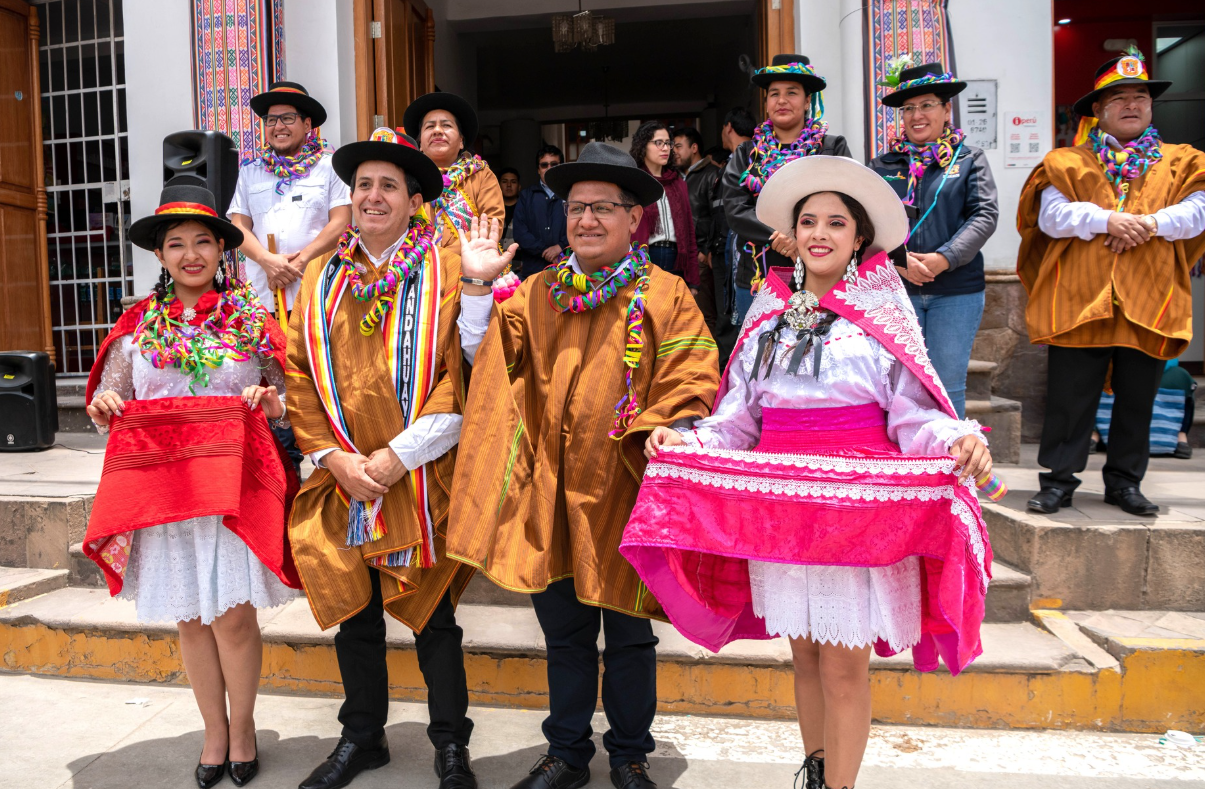 ANDAHUAYLAS Y ABANCAY REAFIRMAN SU HERMANDAD EN ENCUENTRO CARNAVALESCO EN LA PLAZA MAYOR